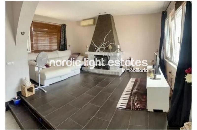 Villa 4 dormitorios, 3 baños, piscina y garaje en Benajarafe