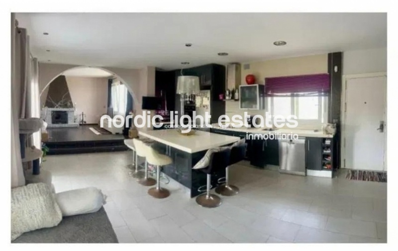 Villa 4 dormitorios, 3 baños, piscina y garaje en Benajarafe