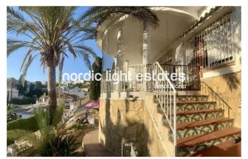 Villa 4 dormitorios, 3 baños, piscina y garaje en Benajarafe