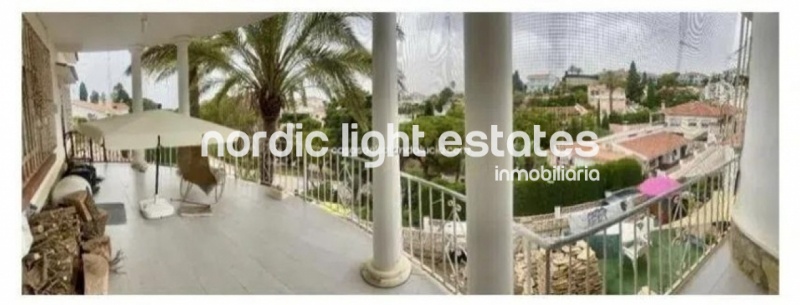 Villa 4 dormitorios, 3 baños, piscina y garaje en Benajarafe