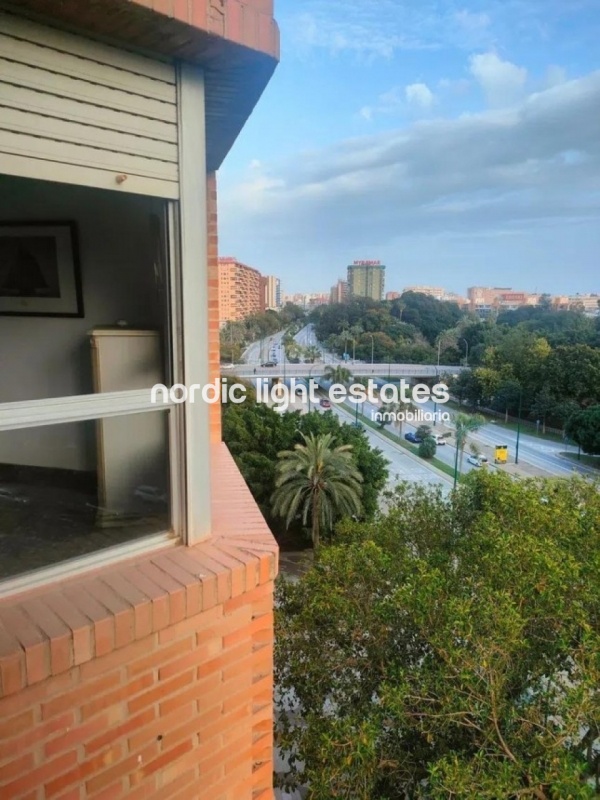 Amplio piso en Avenida de Andalucía en Málaga capital