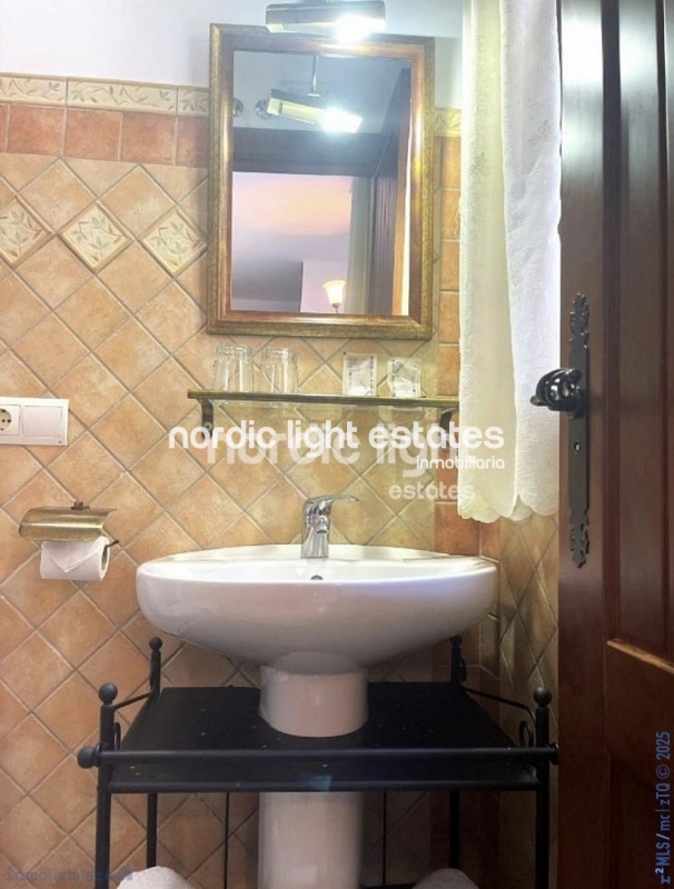 Hotel 9 dormitorios, 9 baños en Torrox