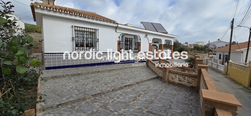 Encantadora casa independiente garaje, 3 dormitorios, 2 baños en Benajarafe