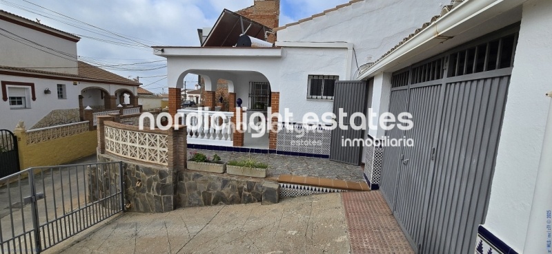 Encantadora casa independiente garaje, 3 dormitorios, 2 baños en Benajarafe