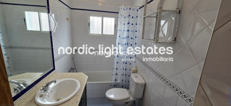 Encantadora casa independiente garaje, 3 dormitorios, 2 baños en Benajarafe