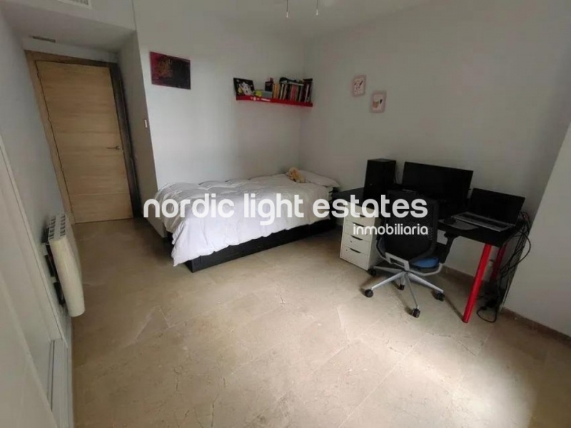 Piso de 3 dormitorios con mucho espacio exterior, plaza de garaje y trastero 