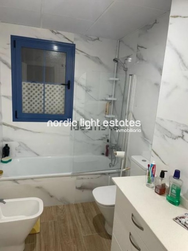 Elegante apartamento con plaza de garaje y trastero en Almuñécar 