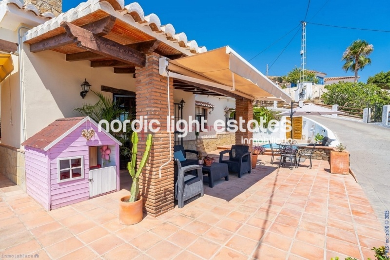 Alquiler con opción a compra posible. Exclusiva villa de campo en Torrox