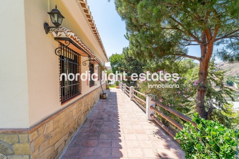 Alquiler con opción a compra posible. Exclusiva villa de campo en Torrox