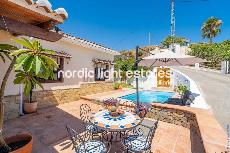 Alquiler con opción a compra posible. Exclusiva villa de campo en Torrox