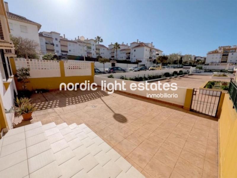 Piso muy amplio 4 dormitorios, patio de 95m2 y garaje en Torre del Mar