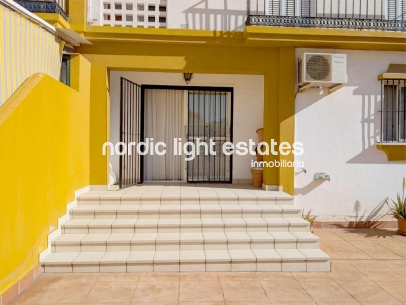 Piso muy amplio 4 dormitorios, patio de 95m2 y garaje en Torre del Mar