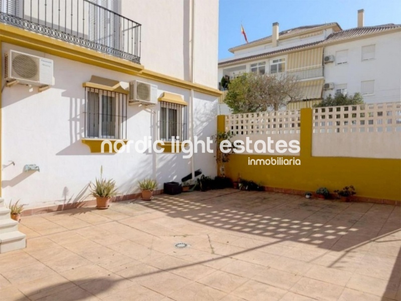 Piso muy amplio 4 dormitorios, patio de 95m2 y garaje en Torre del Mar