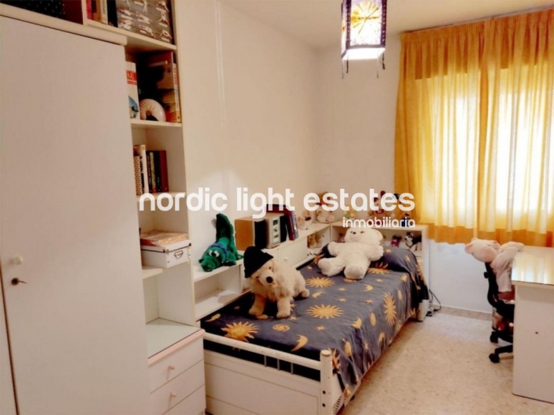 Piso muy amplio 4 dormitorios, patio de 95m2 y garaje en Torre del Mar