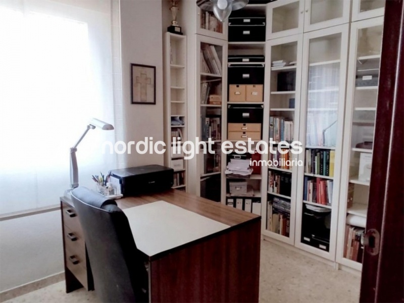 Piso muy amplio 4 dormitorios, patio de 95m2 y garaje en Torre del Mar