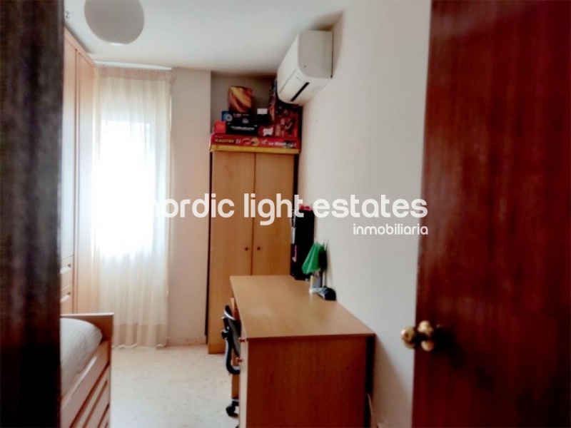 Piso muy amplio 4 dormitorios, patio de 95m2 y garaje en Torre del Mar