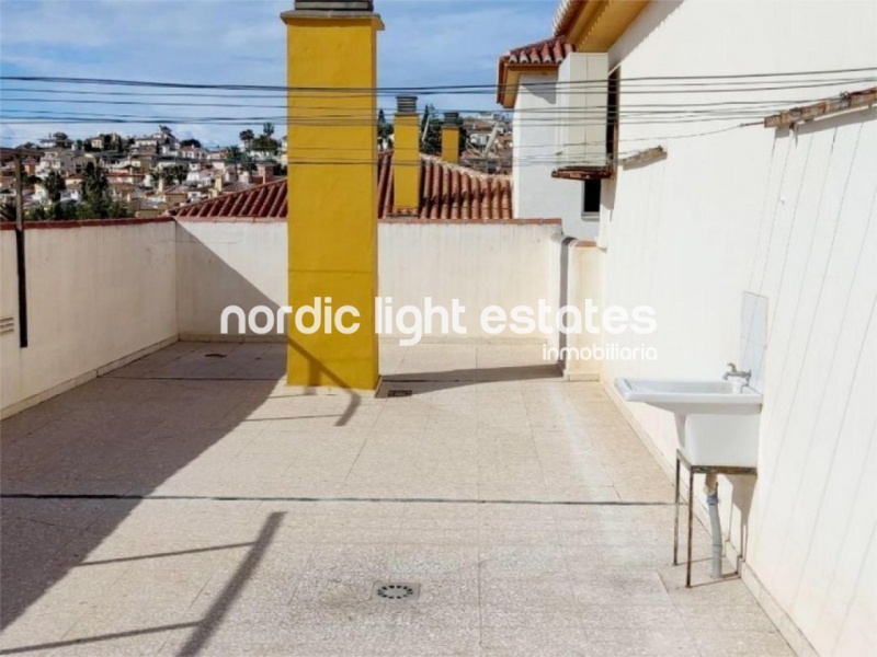 Piso muy amplio 4 dormitorios, patio de 95m2 y garaje en Torre del Mar