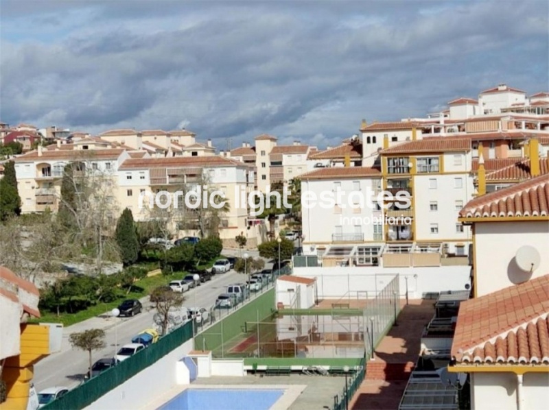 Piso muy amplio 4 dormitorios, patio de 95m2 y garaje en Torre del Mar