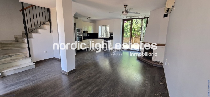 Spacious terraced house with a lots of outside space and garage for 2 cars in Torre del Mar 