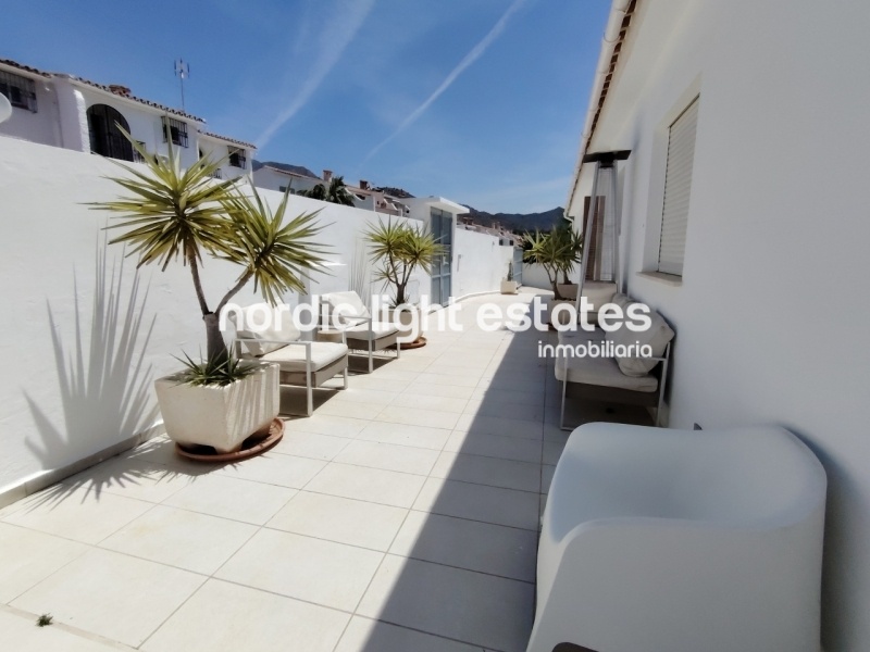 This excellente villa will take your breath away. Located in the sought-after residential area of Fuente del Badén 