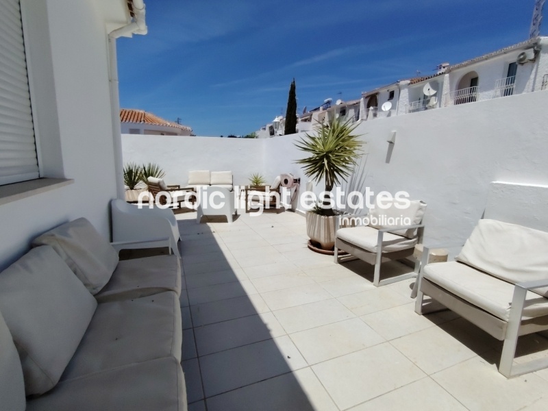 This excellente villa will take your breath away. Located in the sought-after residential area of Fuente del Badén 