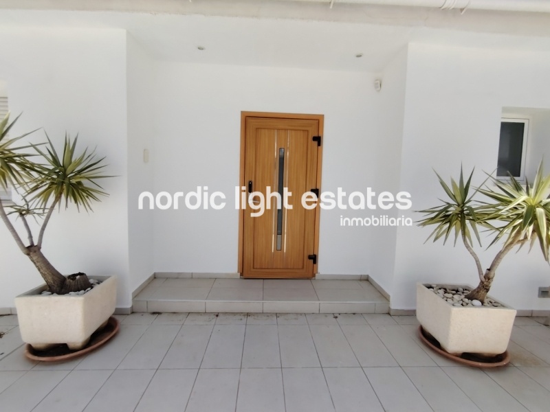 This excellente villa will take your breath away. Located in the sought-after residential area of Fuente del Badén 