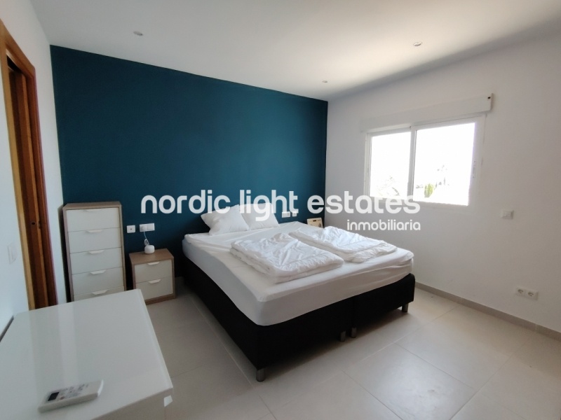This excellente villa will take your breath away. Located in the sought-after residential area of Fuente del Badén 