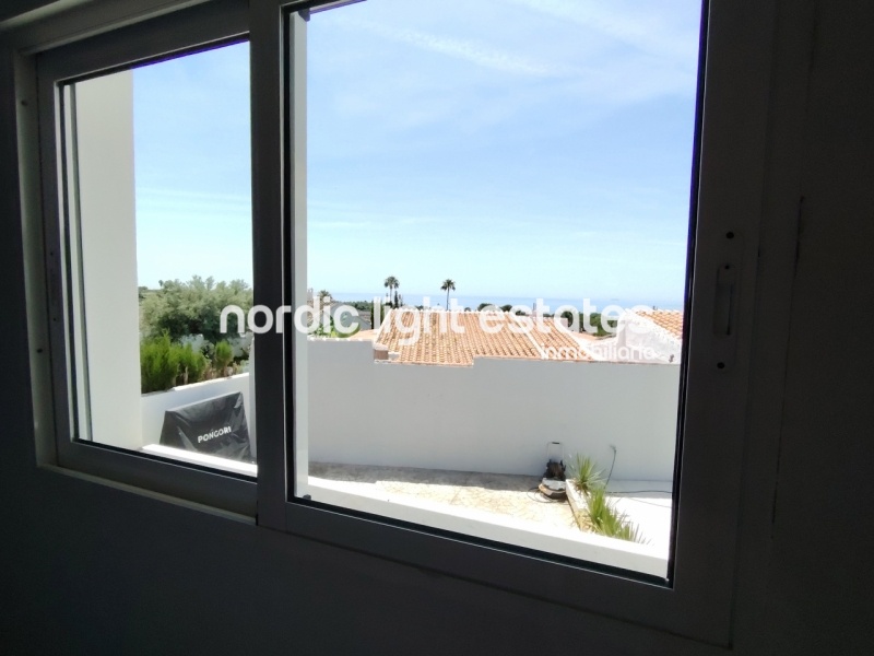 This excellente villa will take your breath away. Located in the sought-after residential area of Fuente del Badén 