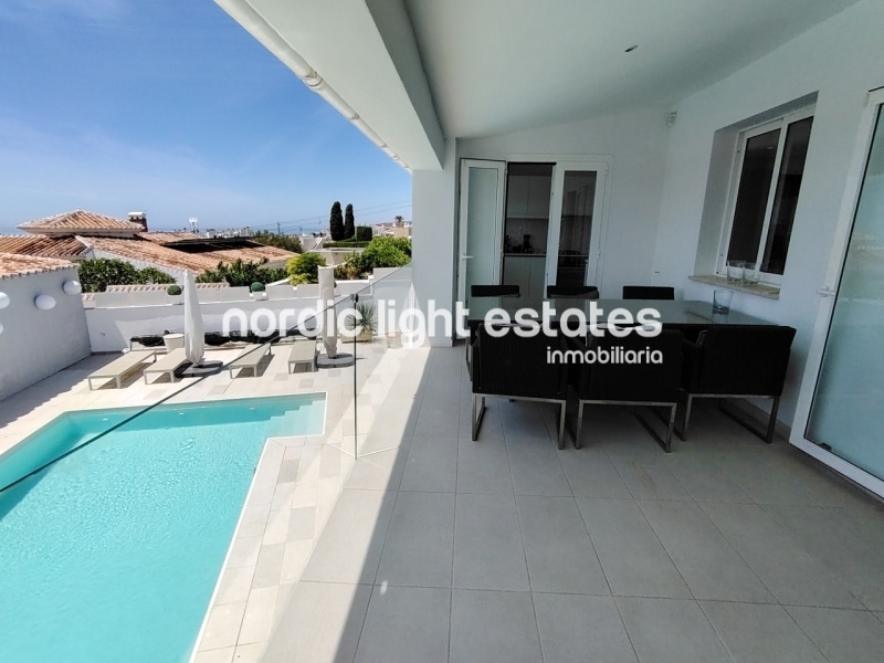 This excellente villa will take your breath away. Located in the sought-after residential area of Fuente del Badén 