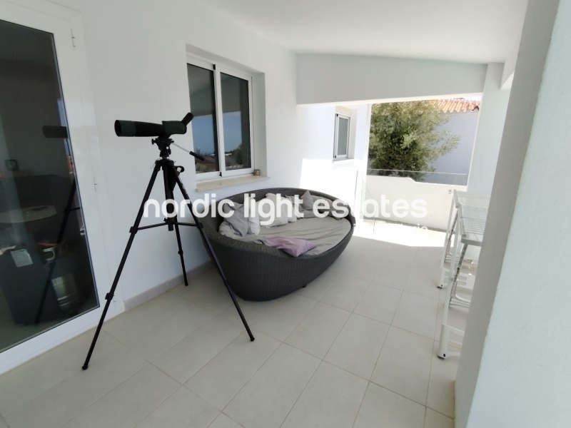 This excellente villa will take your breath away. Located in the sought-after residential area of Fuente del Badén 