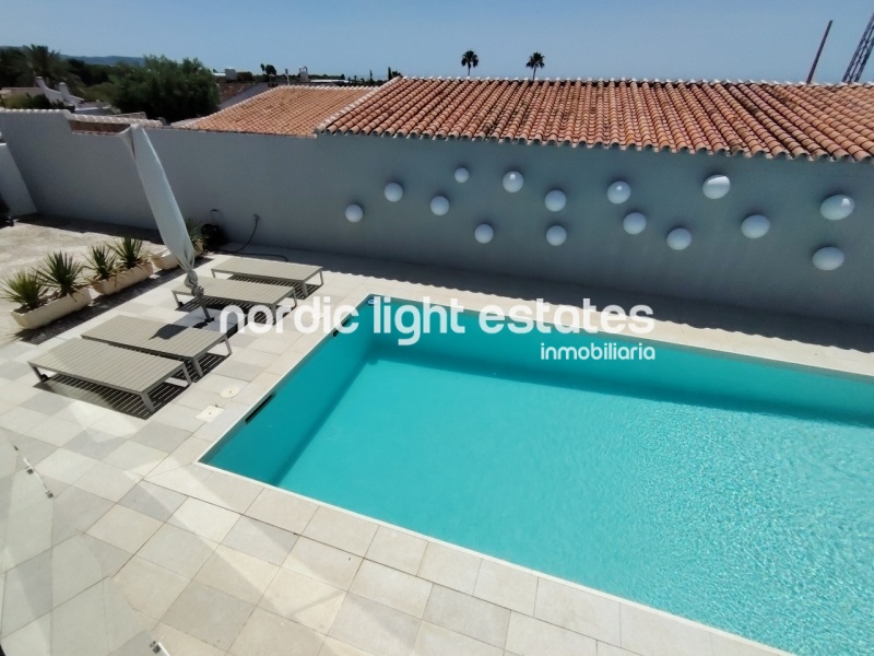 This excellente villa will take your breath away. Located in the sought-after residential area of Fuente del Badén 