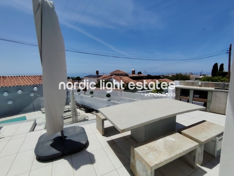 This excellente villa will take your breath away. Located in the sought-after residential area of Fuente del Badén 