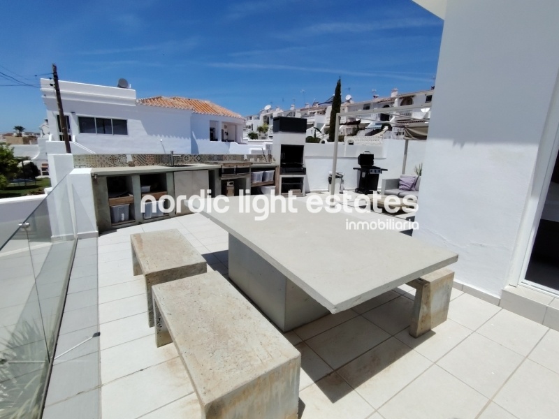 This excellente villa will take your breath away. Located in the sought-after residential area of Fuente del Badén 