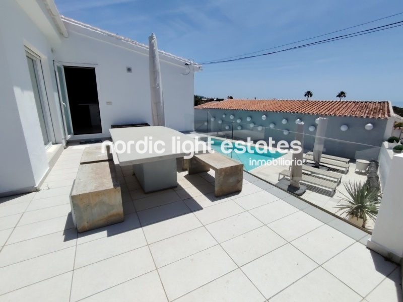 This excellente villa will take your breath away. Located in the sought-after residential area of Fuente del Badén 
