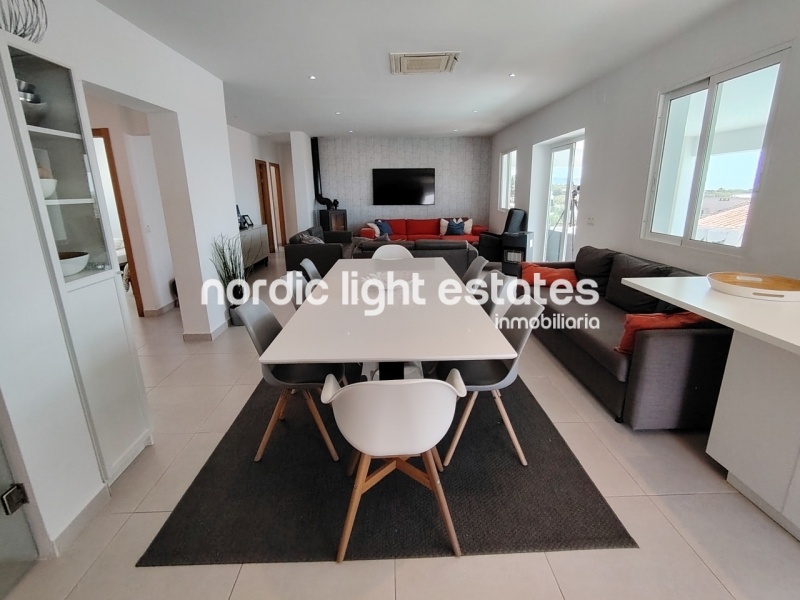 This excellente villa will take your breath away. Located in the sought-after residential area of Fuente del Badén 