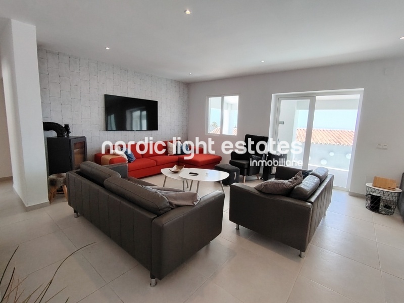 This excellente villa will take your breath away. Located in the sought-after residential area of Fuente del Badén 