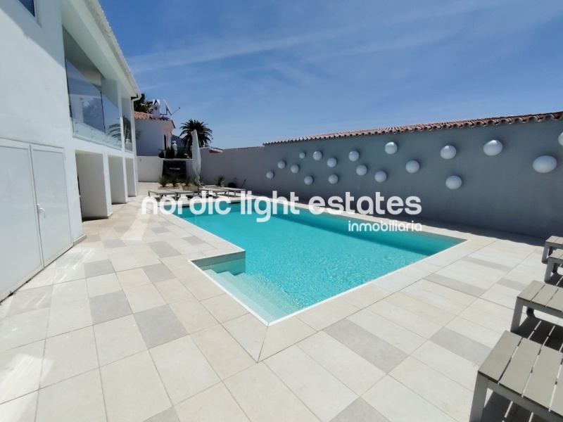 This excellente villa will take your breath away. Located in the sought-after residential area of Fuente del Badén 