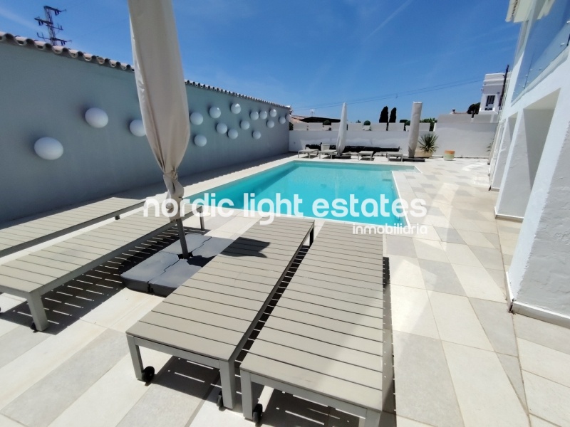 This excellente villa will take your breath away. Located in the sought-after residential area of Fuente del Badén 
