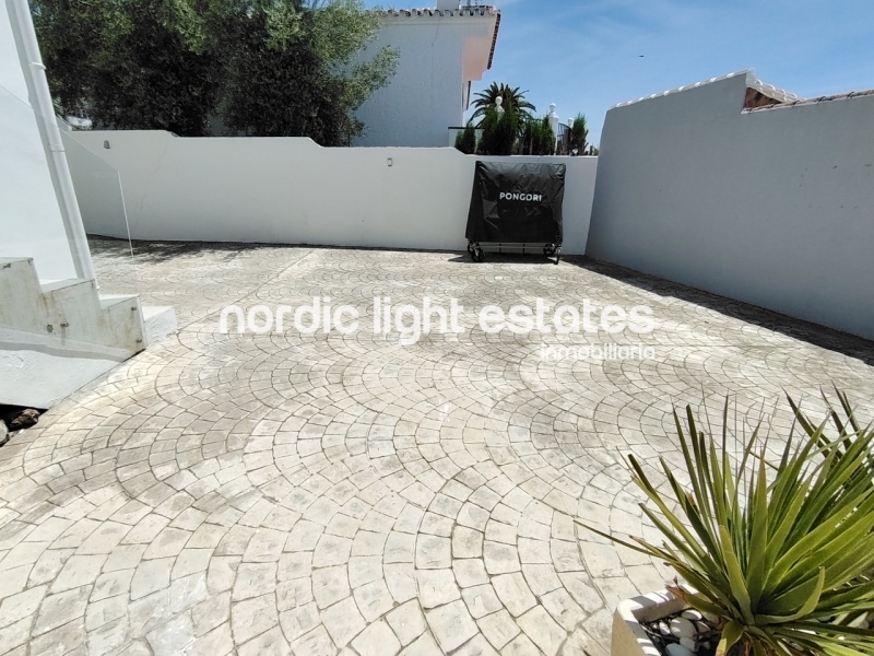 This excellente villa will take your breath away. Located in the sought-after residential area of Fuente del Badén 