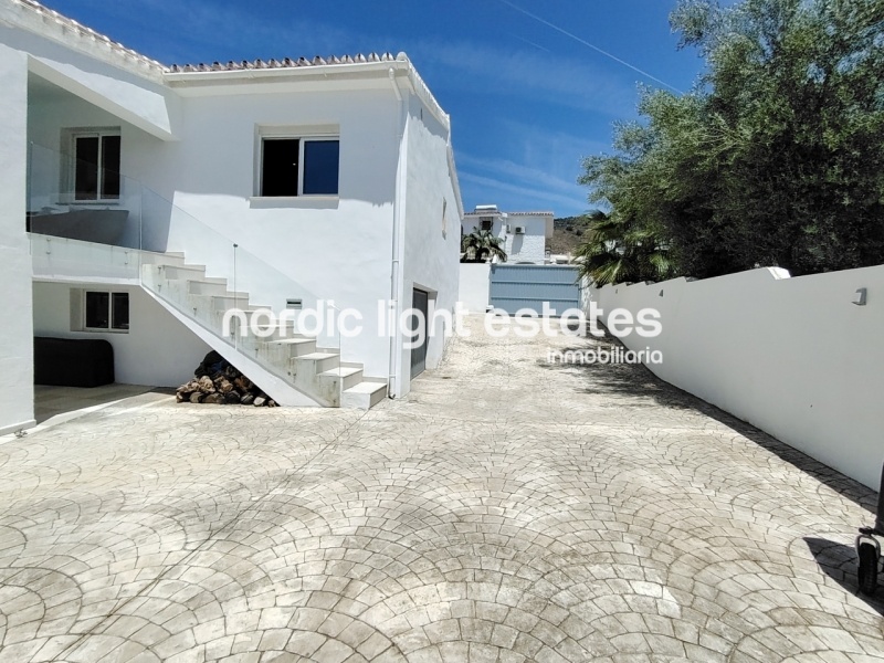 This excellente villa will take your breath away. Located in the sought-after residential area of Fuente del Badén 