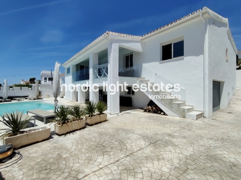 This excellente villa will take your breath away. Located in the sought-after residential area of Fuente del Badén 