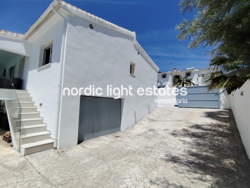 This excellente villa will take your breath away. Located in the sought-after residential area of Fuente del Badén 