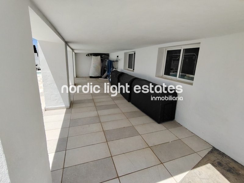 This excellente villa will take your breath away. Located in the sought-after residential area of Fuente del Badén 