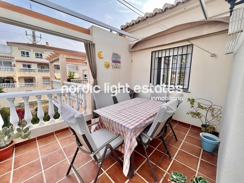 Apartamento en excelente estado y cochera cerrada en Torrox Park