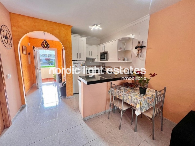 Apartamento en excelente estado y cochera cerrada en Torrox Park