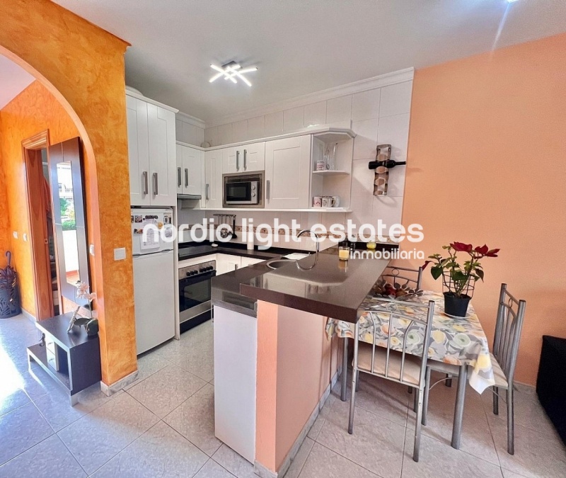 Apartamento en excelente estado y cochera cerrada en Torrox Park
