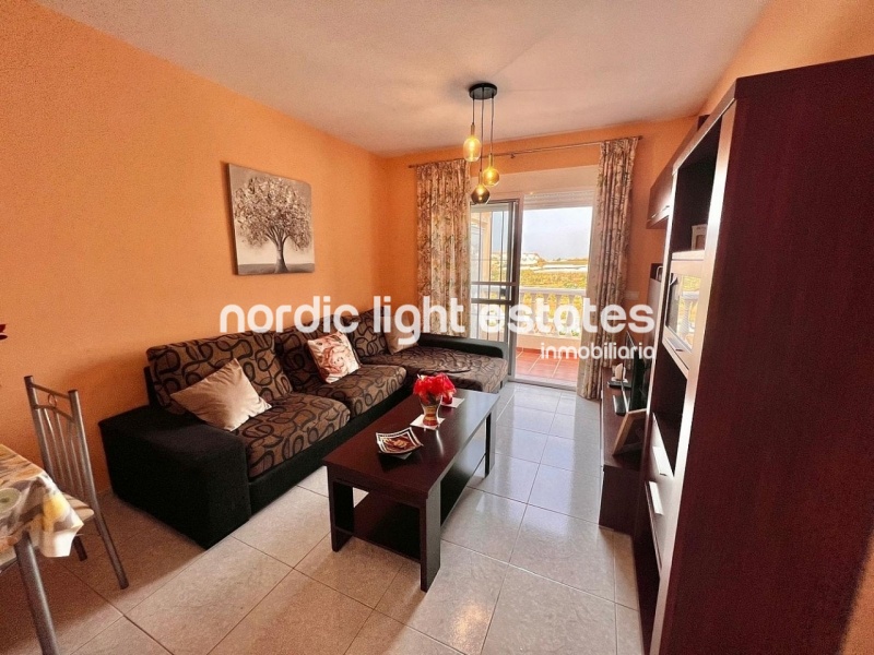 Apartamento en excelente estado y cochera cerrada en Torrox Park