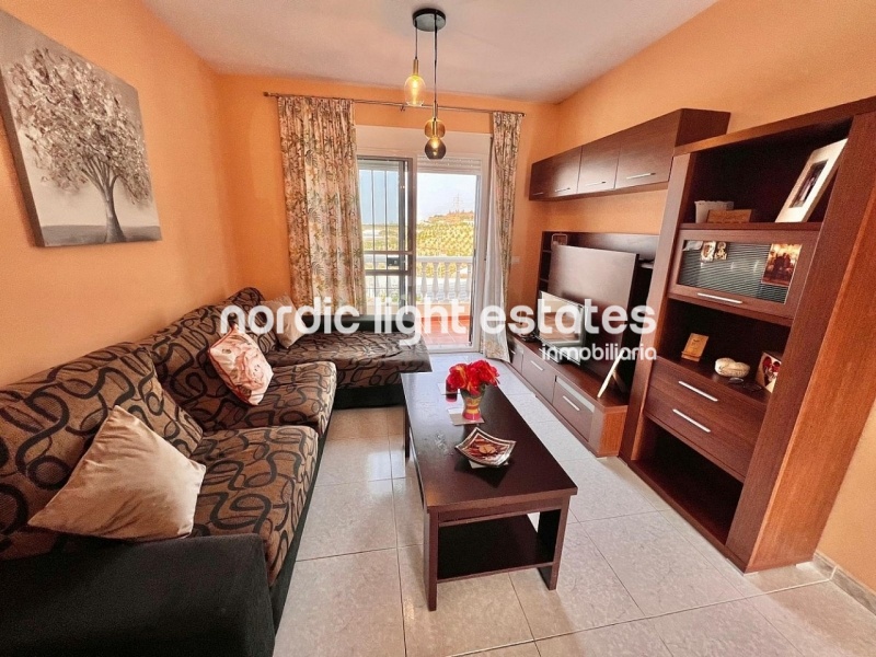 Apartamento en excelente estado y cochera cerrada en Torrox Park