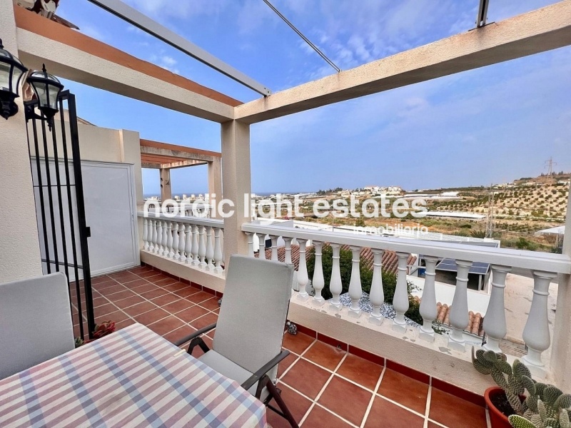 Apartamento en excelente estado y cochera cerrada en Torrox Park