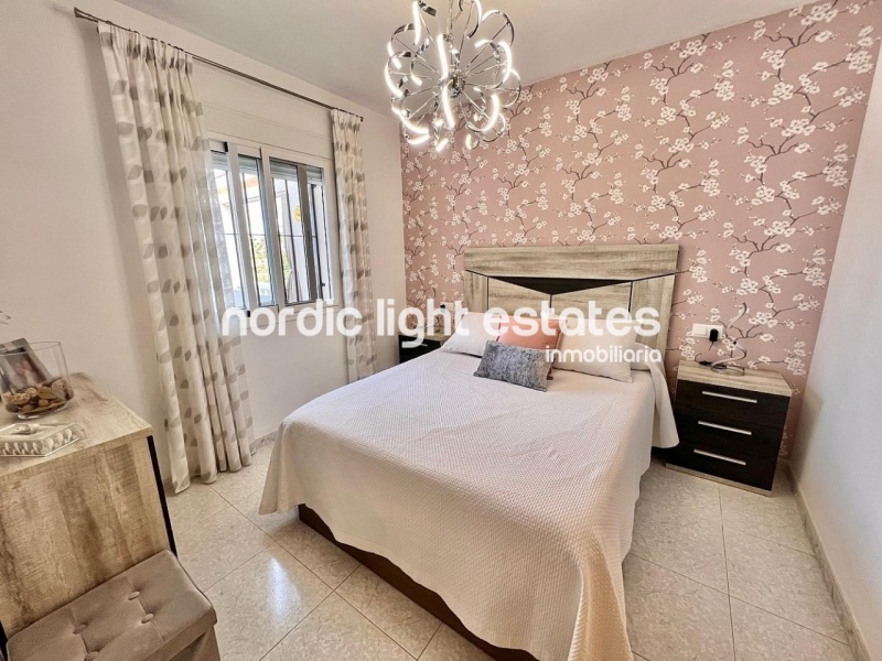 Apartamento en excelente estado y cochera cerrada en Torrox Park